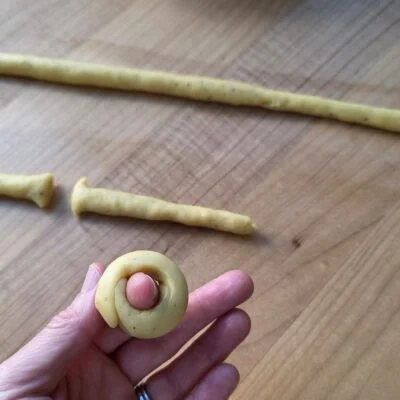 shaping taralli
