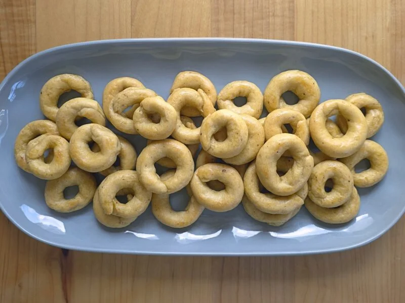 taralli on blue dish